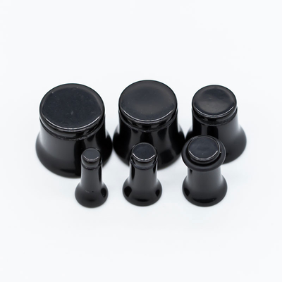 Einzelne erweiterte Ohr-acrylsauerbahre verstopft mehrfache Größe mit schwarzen ledernen Bändern