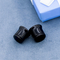 Einzelne erweiterte Ohr-acrylsauerbahre verstopft mehrfache Größe mit schwarzen ledernen Bändern